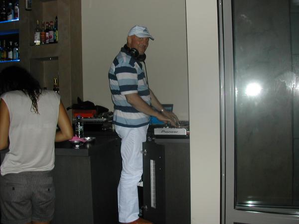 Dj Zeki sjajno i vatreno miksuje na Pioniru....restoran Mystique, Hanioti, Grcka!!!